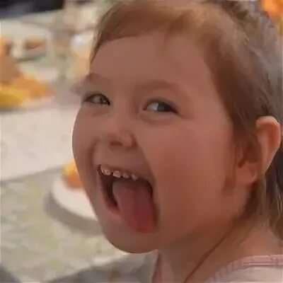 Ребенок показывает язык. Насмешник и кривляка. Ребенок дразнит. Дети корчат рожи. Насмешник и кривляка.