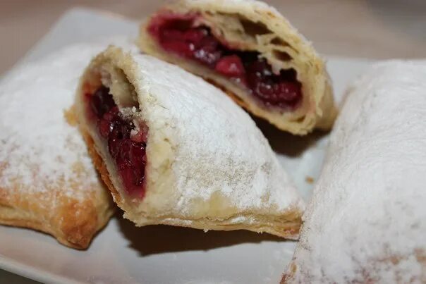 сладкие слойки. слойки из бездрожжевого теста с вишней. слойка с вишней. слоеные пирожки с вишней. слойки из бездрожжевого теста с вишней.