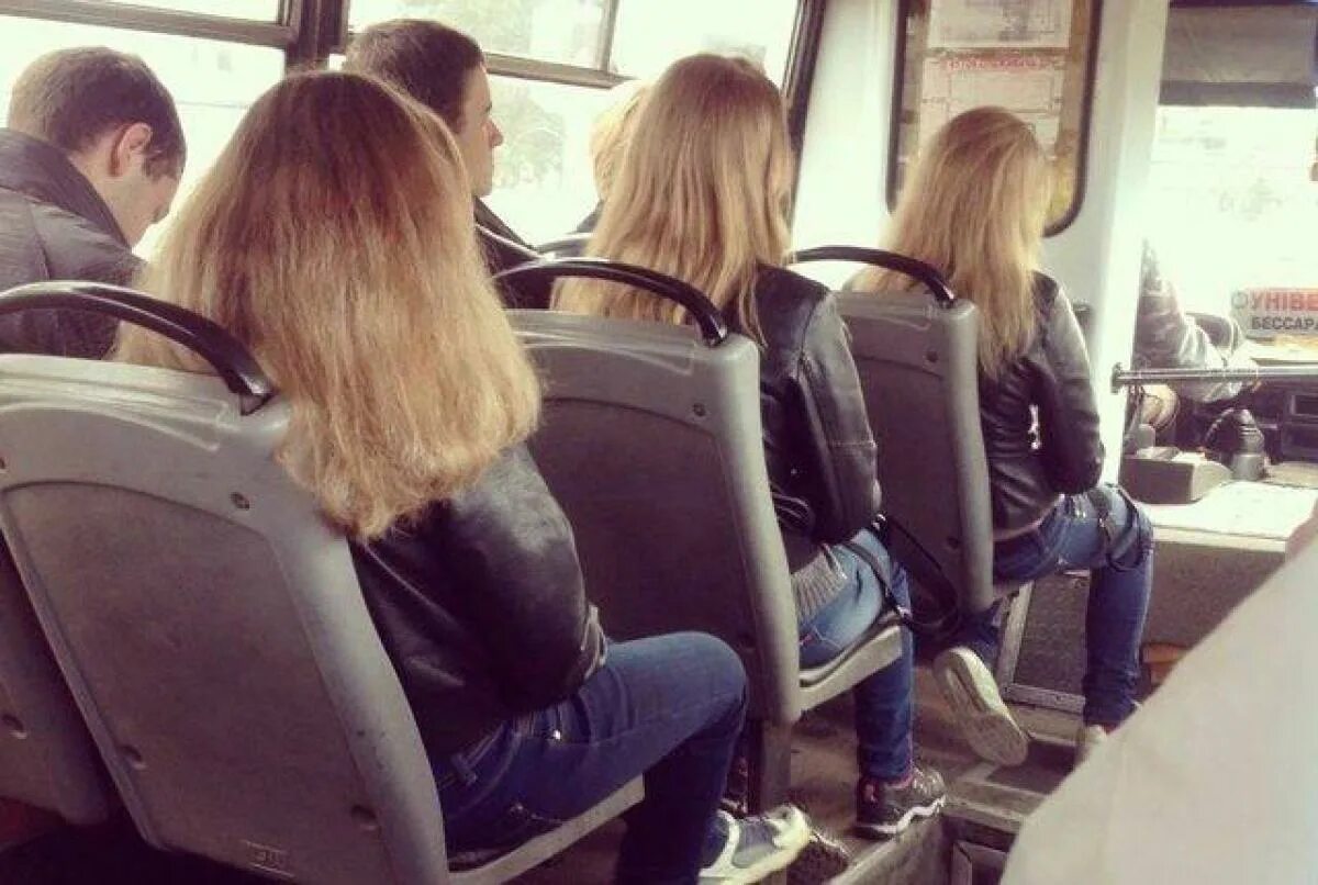 В автобусе было 7 человек. Одинаково одетые девушки. люди в одинаковой одежде. люди в автобусе. длинные волосы в транспорте.
