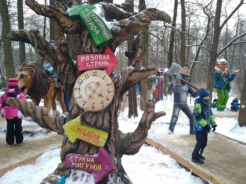 Сказочная тропа в москве. Парк Кузьминки тропа сказок. Аллея сказок в Кузьминках. Кузьминский лесопарк тропа сказок. Парк Кузьминки скульптуры сказочные.