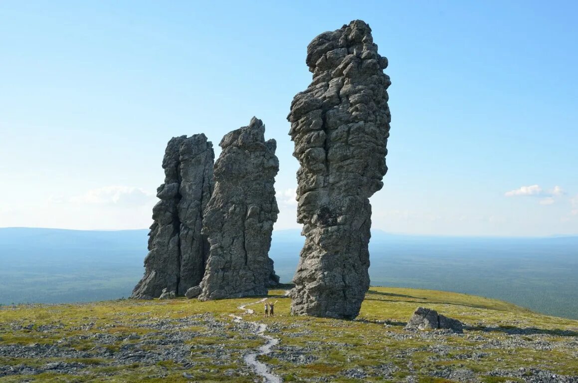 Пупы нер. Печоро-Илычский заповедник Маньпупунер. Печоро Илычский заповедник Республики Коми. Мань-Пупу-нёр столбы выветривания. Каменные столбы в Коми.