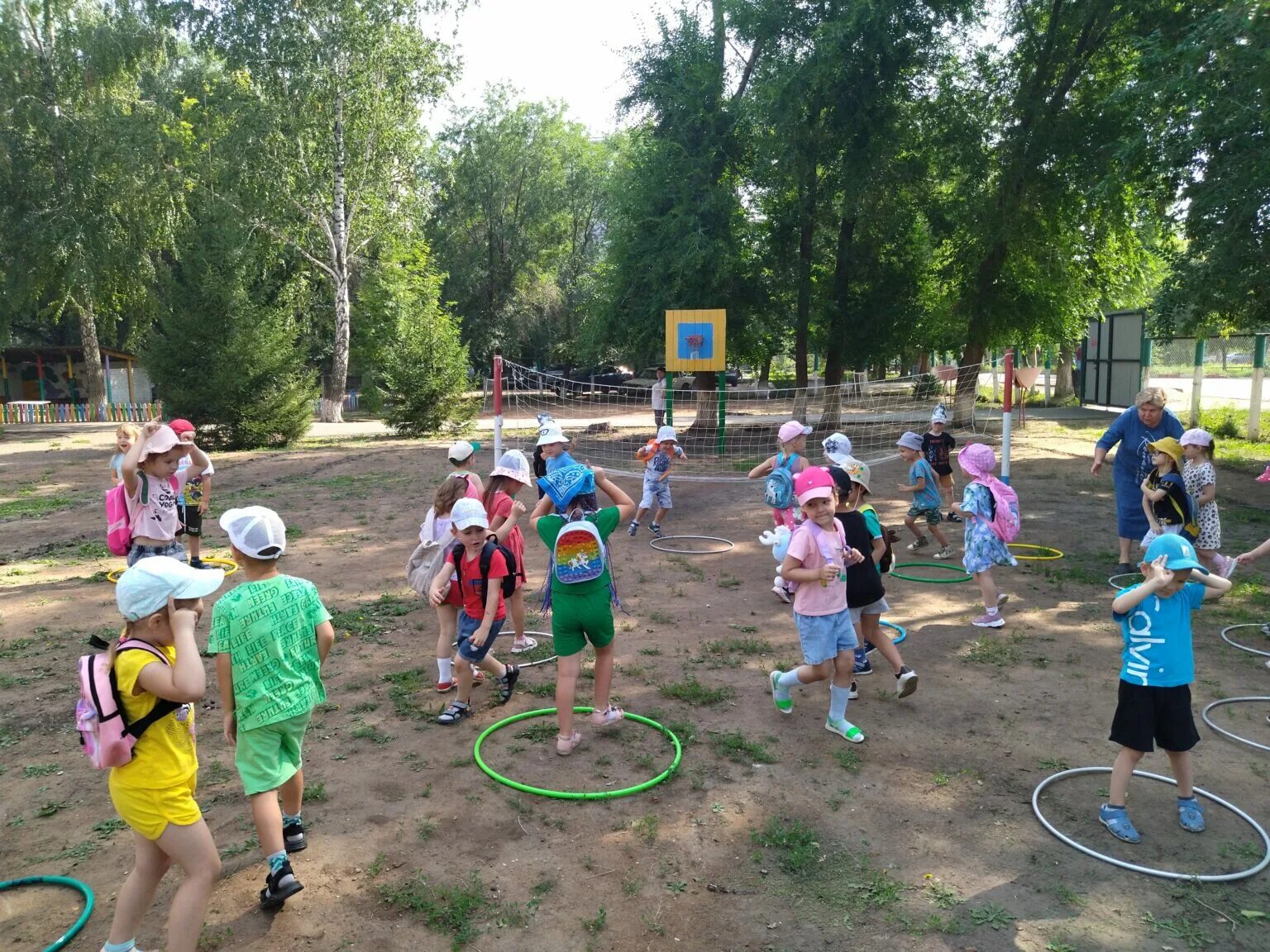 Музыкальное спортивное развлечение. Спортивные дорожки в ДОУ. Спорт в ДОУ. Развлечение в детском саду к ВДВ. Если хочешь быть здоров музыкально-спортивное развлечение ДОУ.