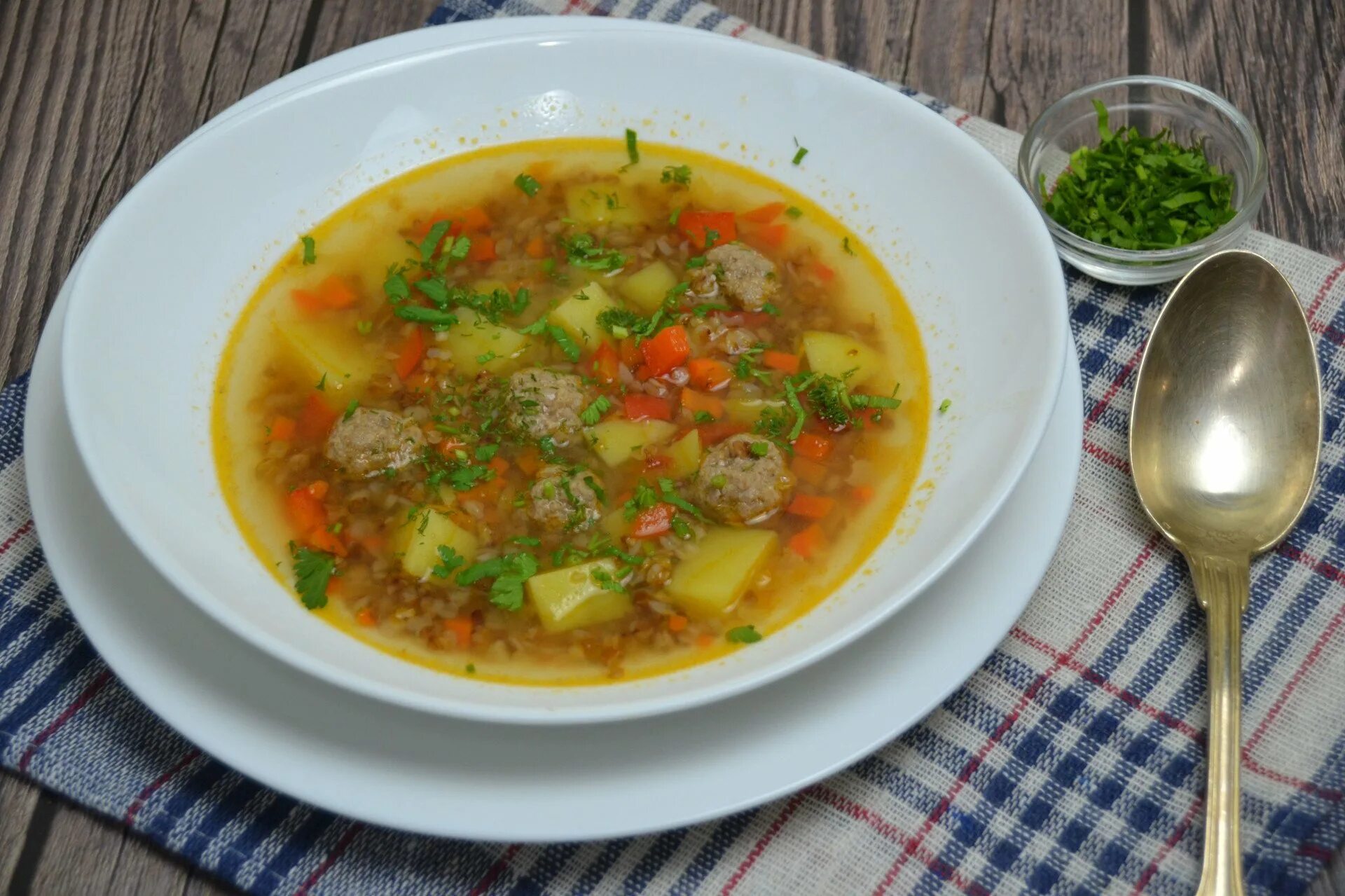 Суп с гречкой на курином бульоне с картошкой. Суп с гречкой на мясном бульоне. Суп с гречкой пошагово. Постный суп с гречкой. Суп картофельный с гречневой крупой.