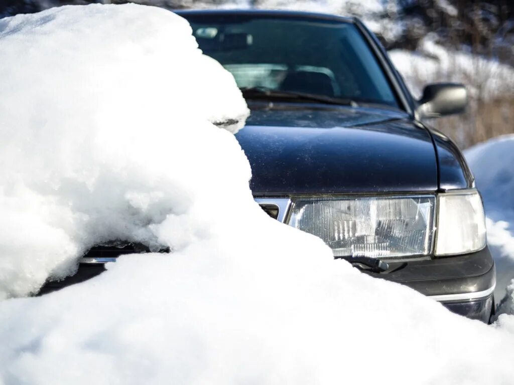 Не завелся после зимы. Снежные заносы. cold автомобиль. авто после зимы. дизельная машина в снегу.