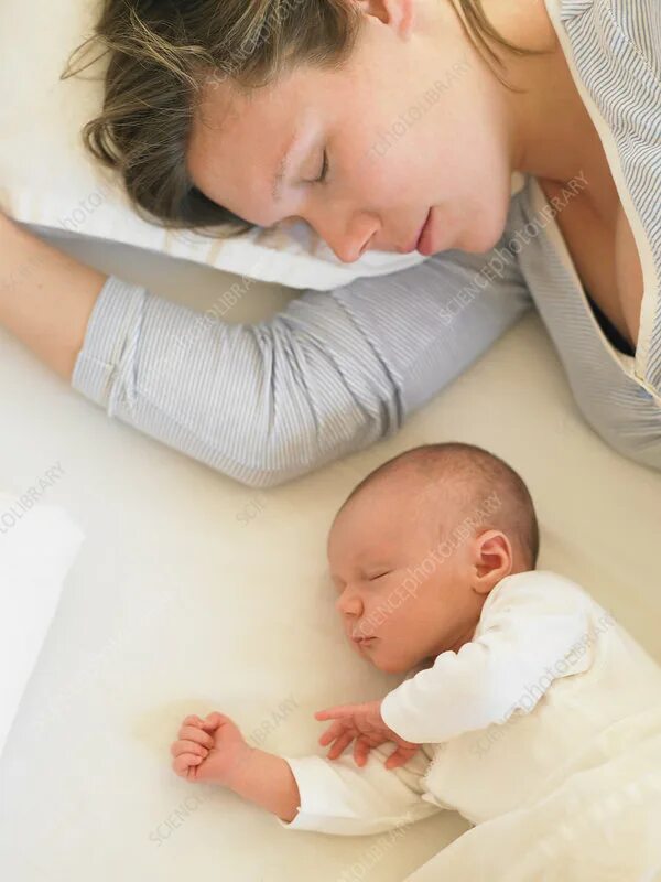 Можно детей будить. Кормить новорожденного ночью. Надо ли грудничка будить на кормление. Будить ли новорожденного. Будить ли младенца для кормления.