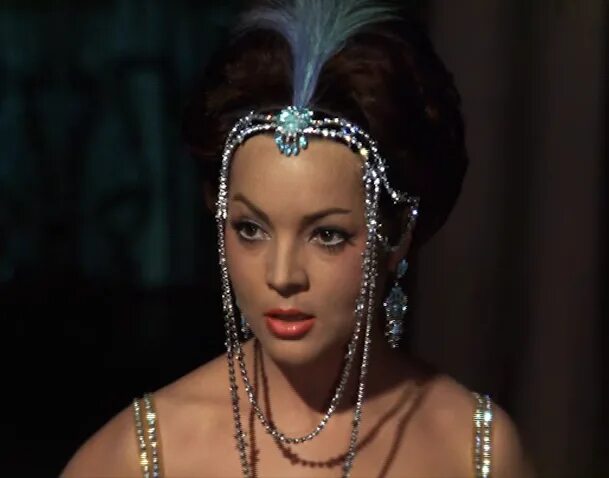 Сара монтьель фигура. Актриса сара монтьель. Королева шантеклера. Сара монтьель. Королева шантеклера актриса.