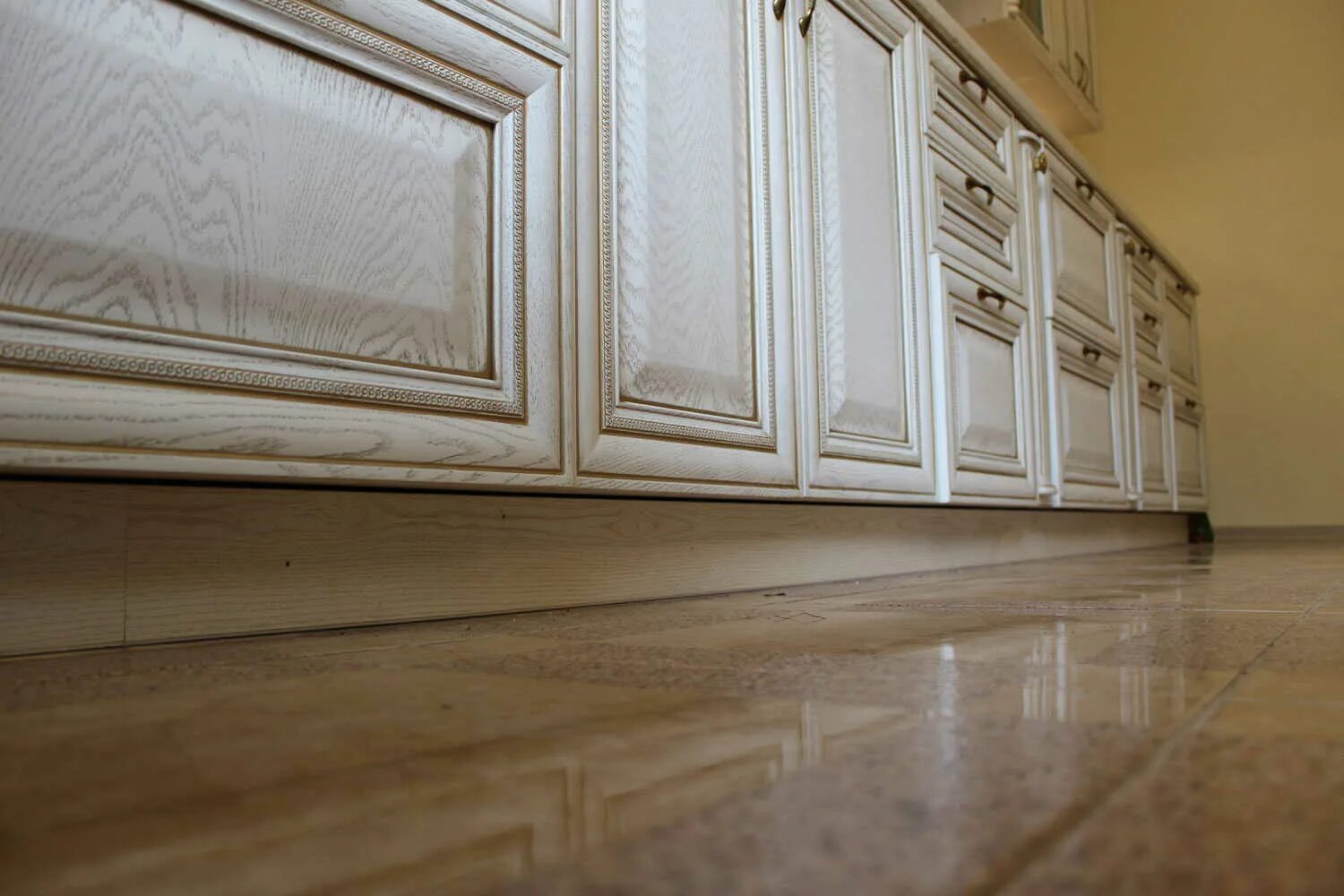 Цоколь кухонной мебели. Кухонный цоколь пластиковый. Подвесная кухня. Цоколь на кухню пластиковый зеркальный. Металлический цоколь для кухни.