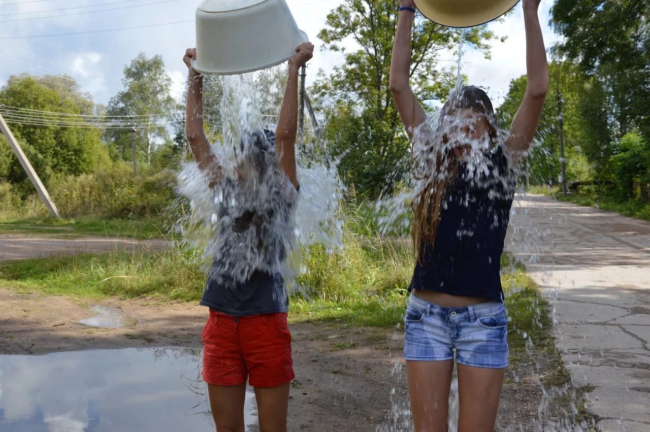 Обливает из ведра. Обливание из ведра. Выливает ведро воды. Обливают водой из ведра. Даю ведро воды