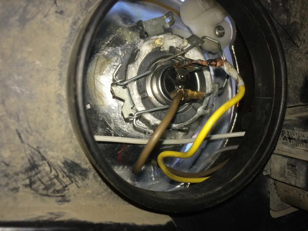 Фиксатор лампы ближнего света калина 2. Крепление лампочки ближнего света калина 2. Крепление лампочки калина ближний свет. Держатель лампочки ближнего света калина 2. Фиксатор лампочки ближнего света лада калина 2.