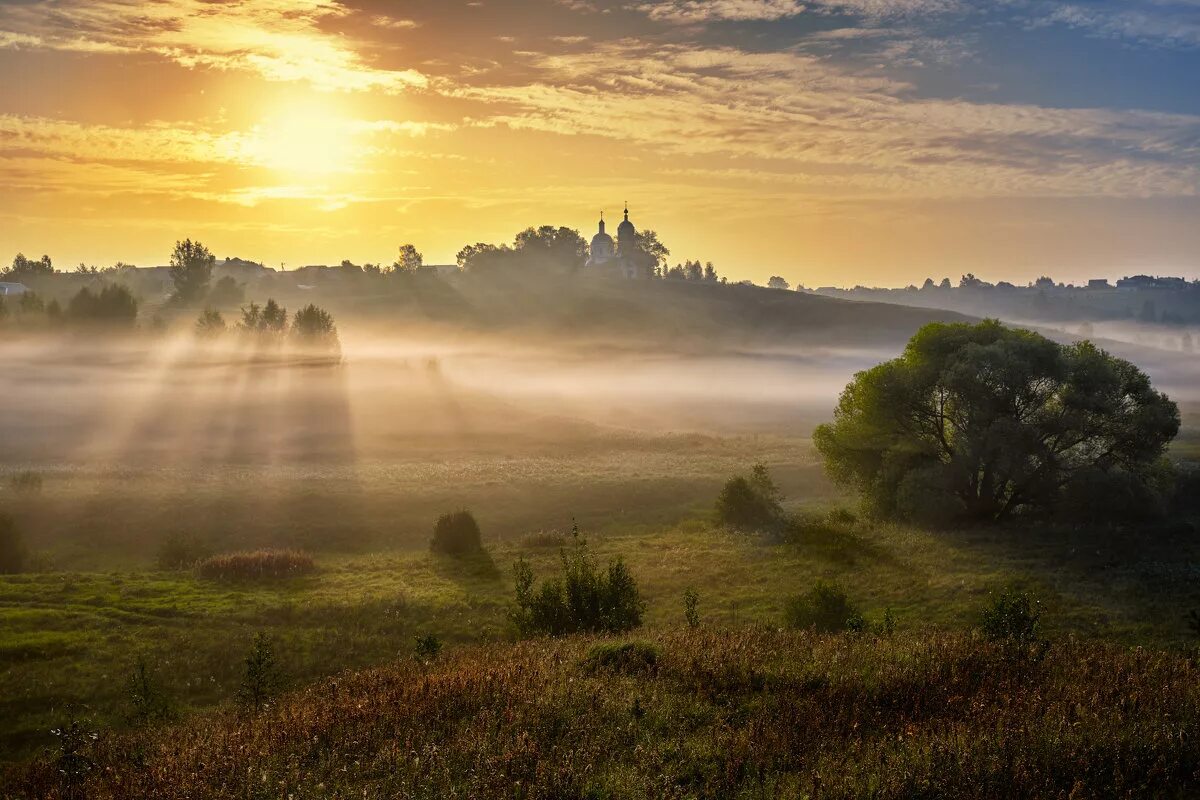 Туман стелется над полями и над синей. Туманное утро в Италии Айвазовский. Утренний туман. Рассвет туман. Ранний рассвет.