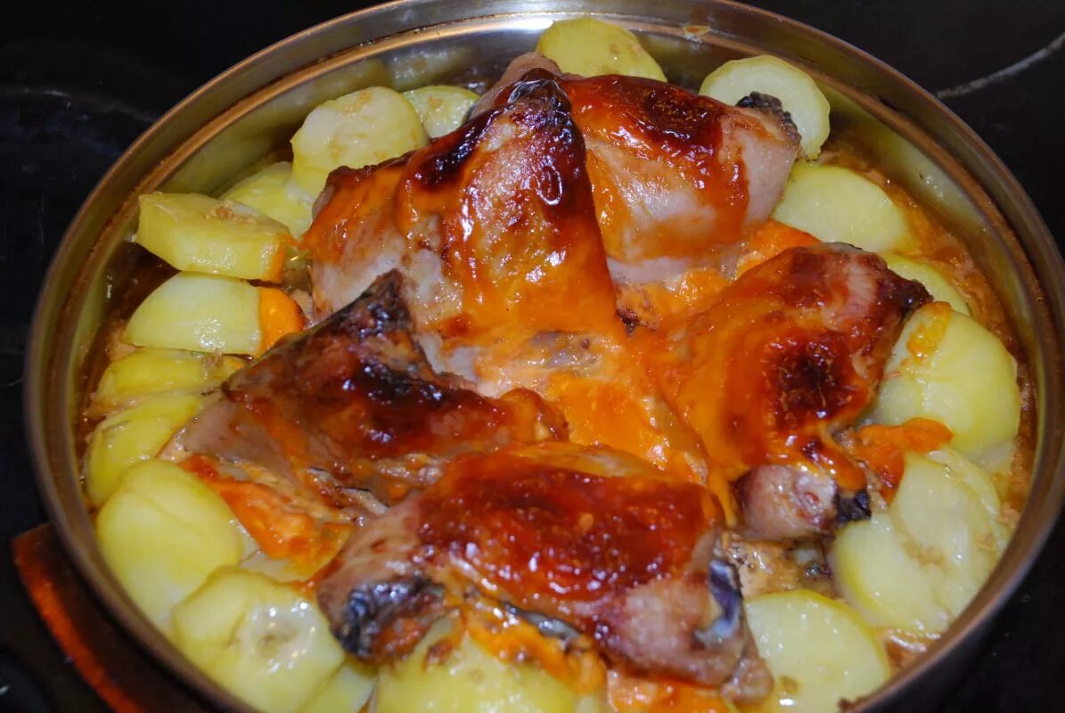 Рецепт куриных бедрышек с картошкой. Куриные бедра с картошкой. бедрышки куриные с картошкой. бедра с картошкой в духовке. бедрышки куриные с картошкой в духовке.