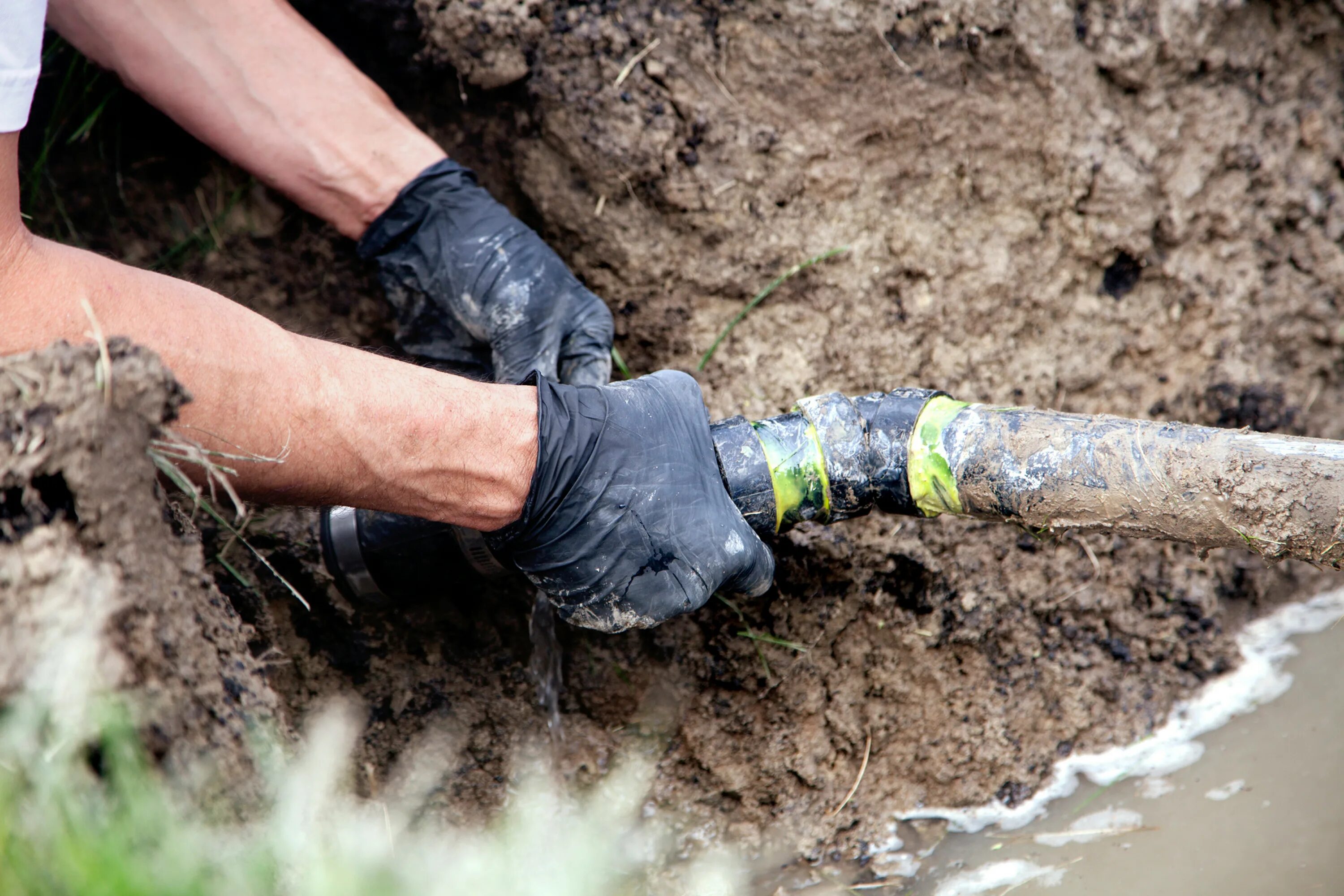 Дачный водопровод. Sewer Drain. Drainage and Sewer Pipes. Sewer Pipes Repair.