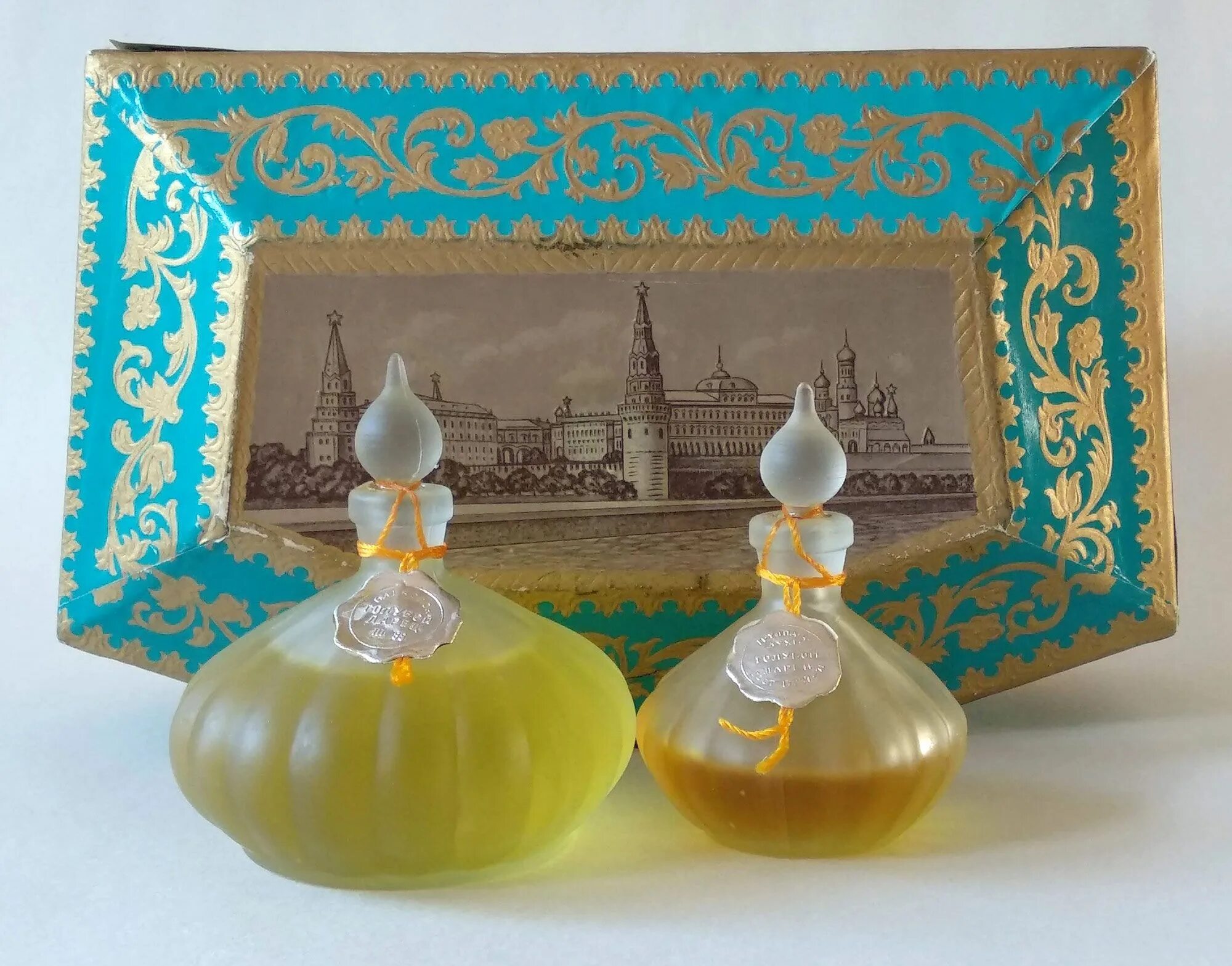 Духи голубой ларец. Духи голубой ларец ссср. Духи голубой ларец ссср. Голубой ларец духи новая заря. Духи голубой ларец.