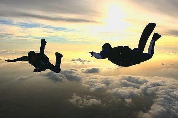 We flying high. Любовь в Свободном падении. Свободное падение в небе. Человек в Свободном падении. Летать фото.