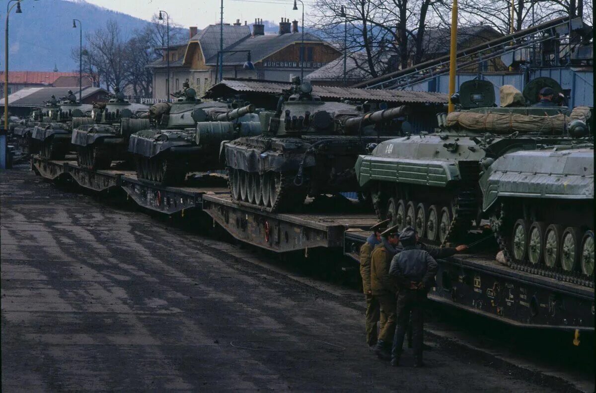 Вывод войск ссср из германии. Вывод советских войск из Чехословакии 1990. Вывод войск из Чехословакии в 1991. Вывод советских войск из Чехословакии 1991. Вывод войск из ЧССР.