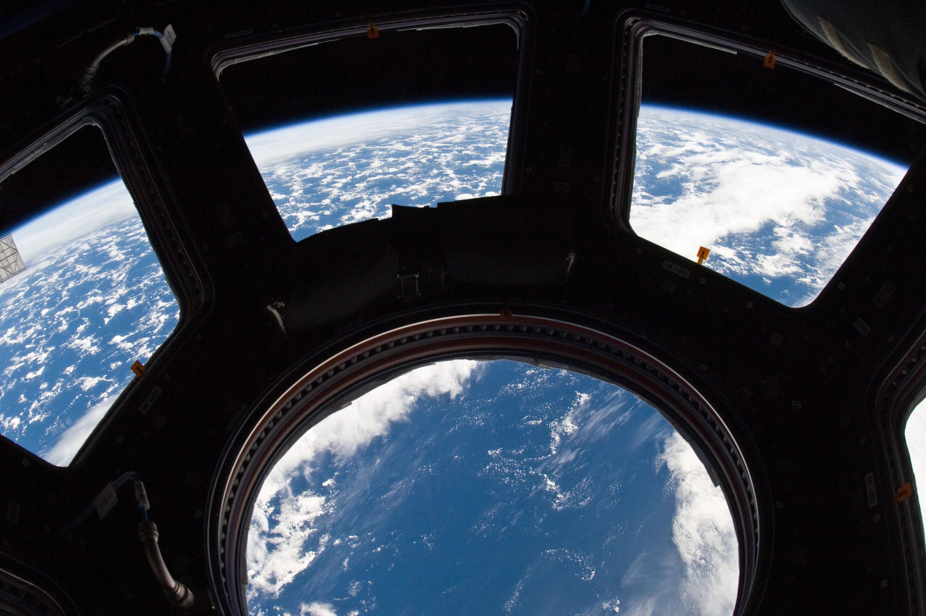 Земля в иллюминаторе картинки. Иллюминатор МКС космос. Окно иллюминатора космического корабля. Вид из иллюминатора космического корабля. Вид из иллюминатора в космосе.