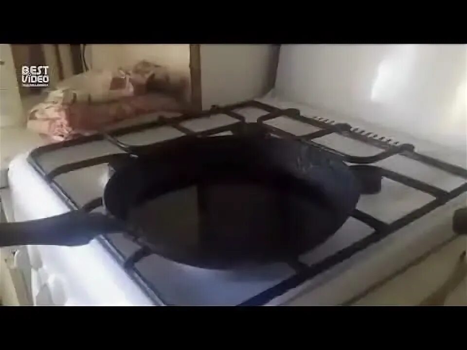 Упал лицом в кипящее масло видео. Чувак спалил кухню кипящим маслом фото.