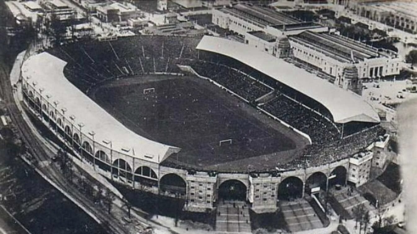 Стадион уэмбли старый. Стадион Уэмбли 1923 год. Уэмбли стадион старый. Эмпайр Стэдиум Уэмбли. Стадион Уэмбли в Лондоне старый.