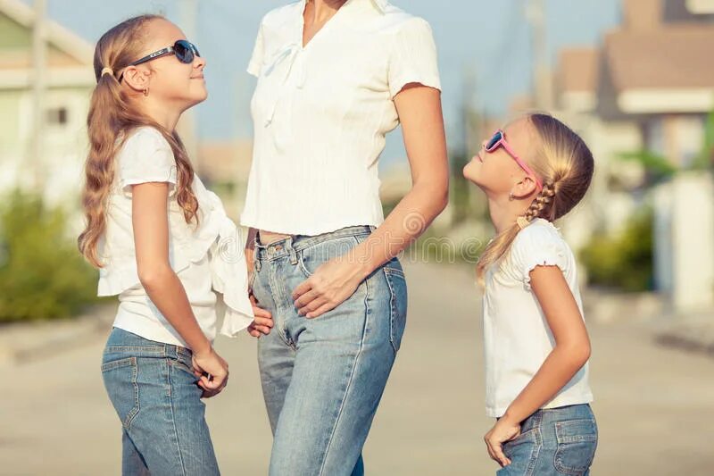 Воспитывает двух дочерей. Воспитание двух дочерей. Mother and two daughter.