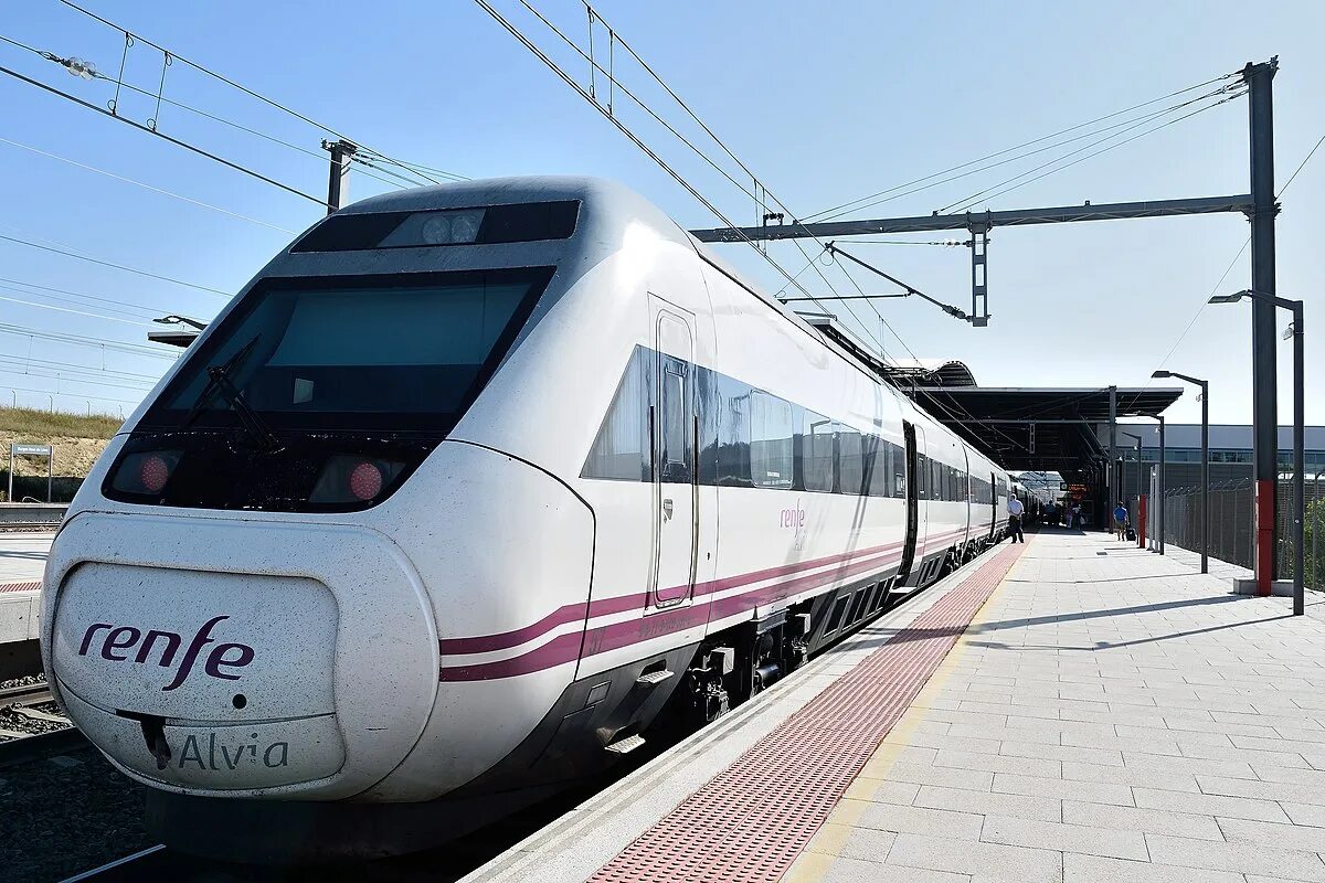 100 поезд без. 100 вагонов. 2эс10 с полувагонами. Tobu 100 series. Renfe испания.