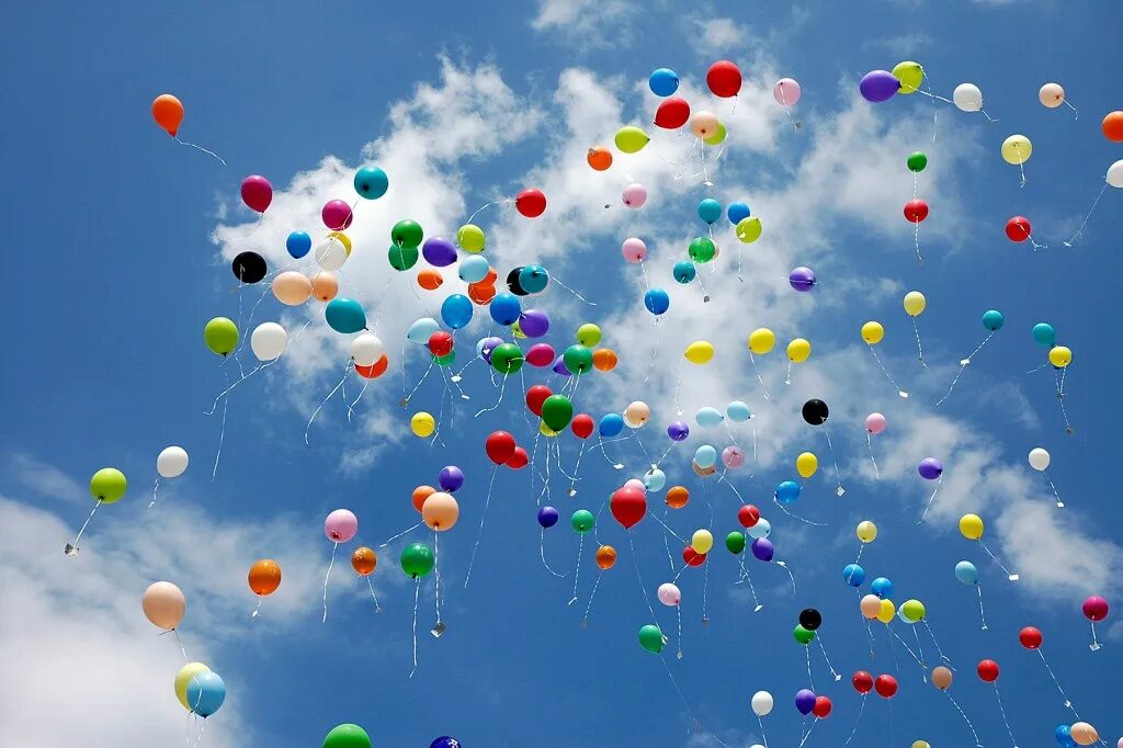 Воздушные шары выборы. Воздушный шарик. Шары в небе. Воздушные шары в небе. Шары воздушные в воздухе.