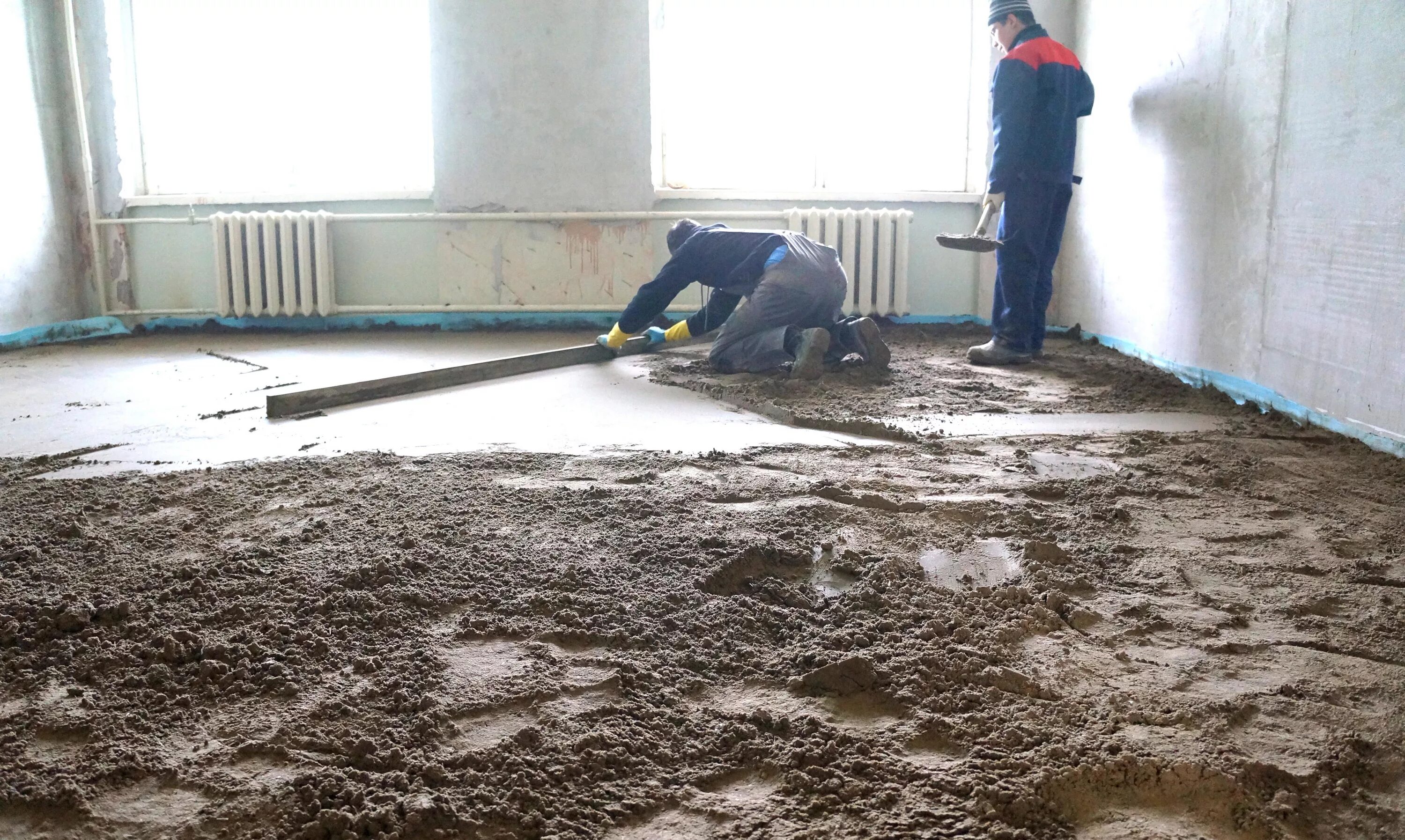 Сколько делают стяжку пола. Полусухая стяжка пола. толщина полусухой стяжки. полусухая стяжка минимальный слой для выравнивания. полусухая стяжка с фиброармированием технология.