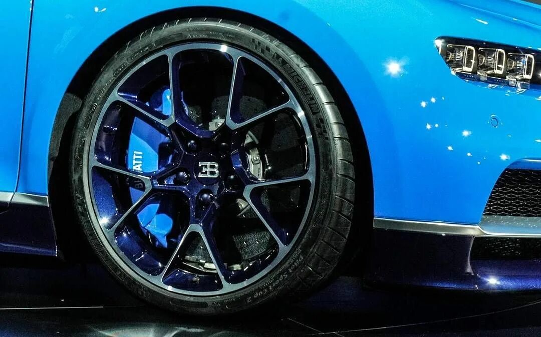 Шины бугатти. Бугатти шерон колеса. колеса бугатти чирон. bugatti chiron шины. колесо бугатти вейрон.