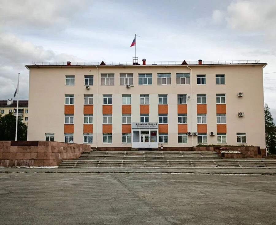Видео карпинска. Город карпинск вид сверху. Кинотеатр урал карпинск. Карпинск город карпинск. Город карпинск площадь.