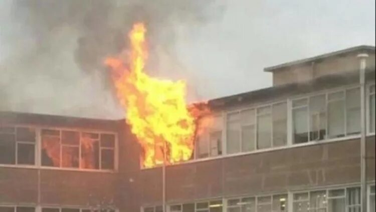 Сгорел класс. Школа горит. Школа горящая в огне.