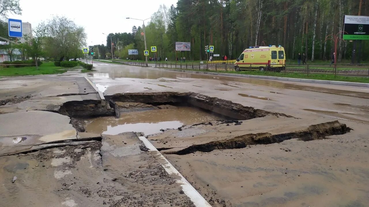 Железногорск красноярский край последние новости. Железногорск Красноярский край 2021 провалился асфальт. Железногорск дорога под землю. Происшествия в Железногорске Красноярского края. Железногорск затопило.