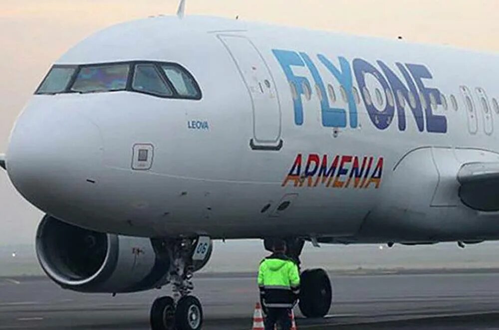 Flyone armenia билеты. Flyone авиакомпания армянская. Airbus a 320 flyone Armenia.