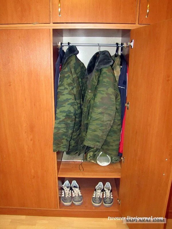 Армейский шкаф. Шкаф для обмундирования военнослужащих. Шкаф шинельный армейский. Военная форма в шкафу. Шкаф в казарме.