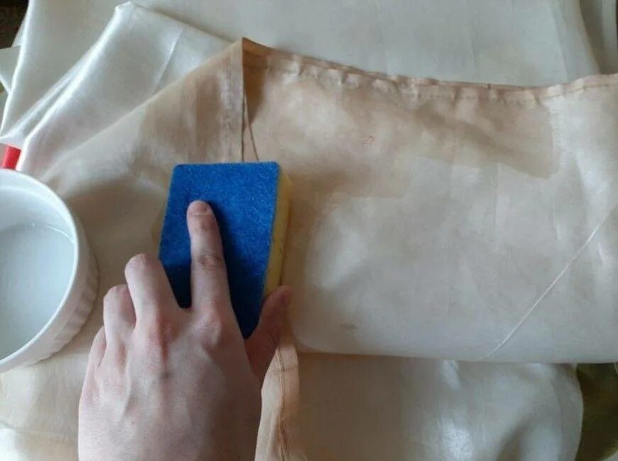 Как убрать пятна в ванной. Ручная стирка штор. пятна на шторах. отбелить шторку в ванной. лайфхаки от пятен.