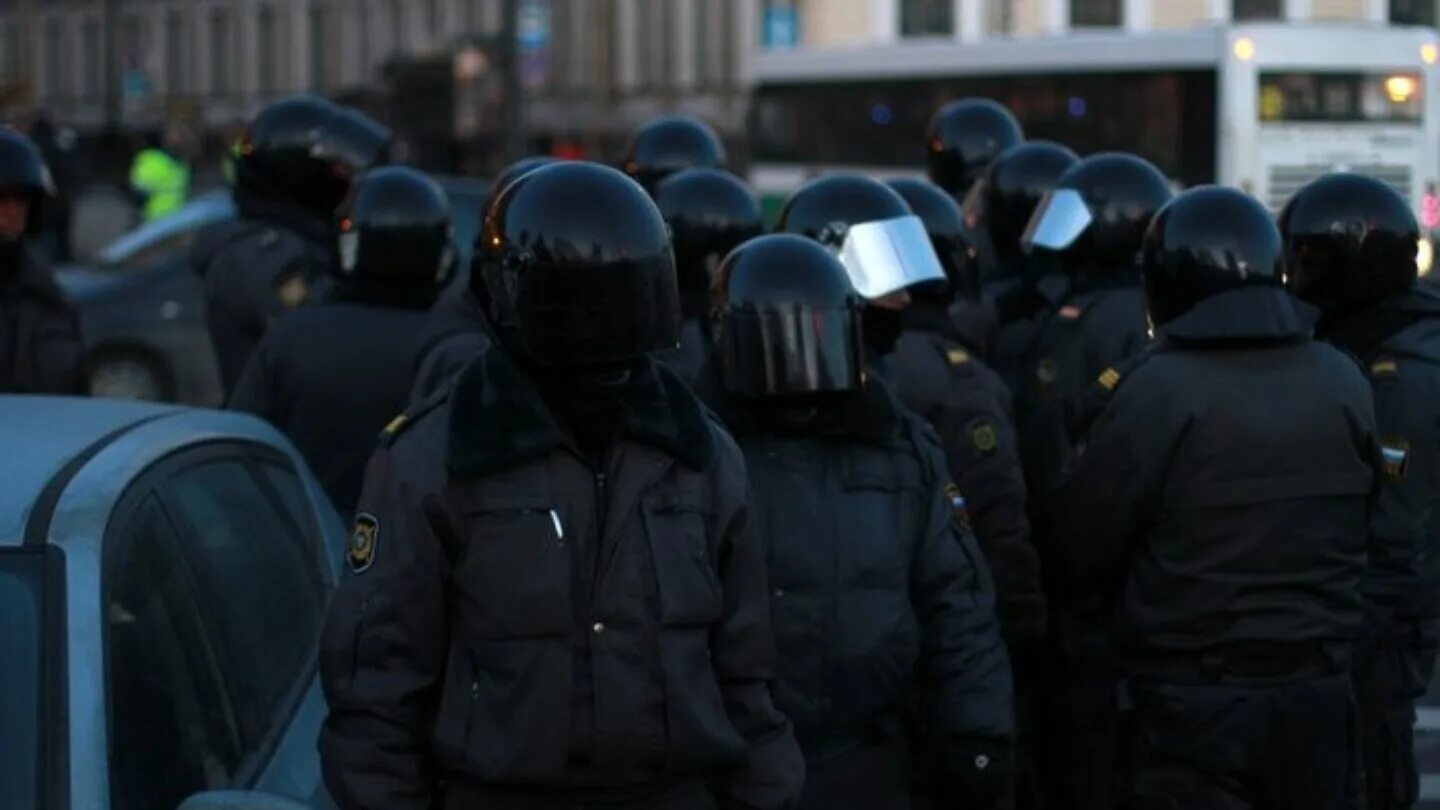 Полиция России. Полиция обмундирование на митинге. ОМОН форма на митингах. Толпа полицейских. Омон на улицах