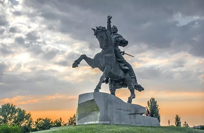 Какому великому полководцу установлен данный памятник. Памятник суворову в тирасполе. суворов памятник пмр. конный памятник суворову в тирасполе. памятник суворову основателю тирасполя.