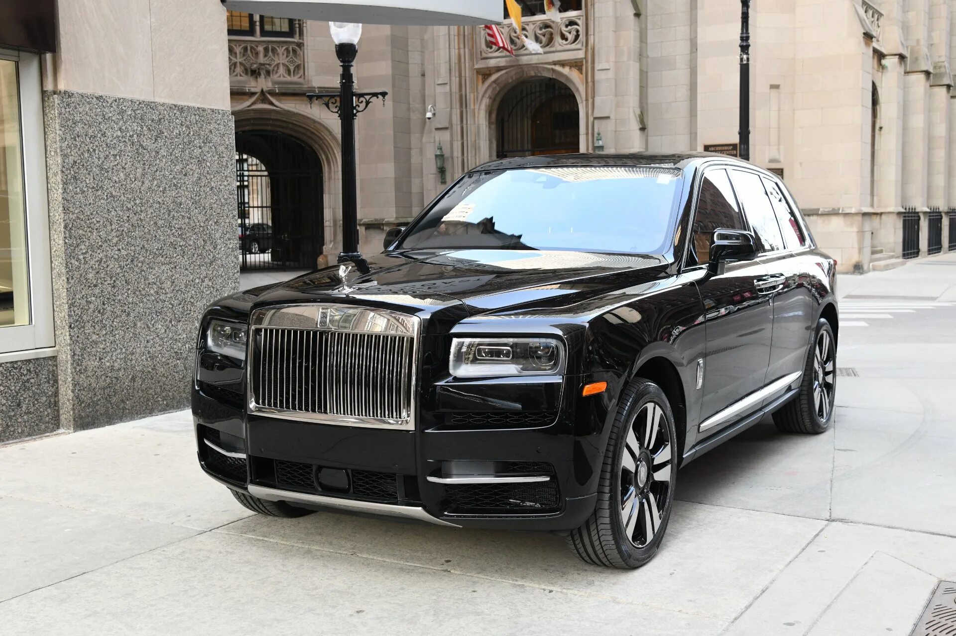 Rolls royce badge. Rolls Royce Cullinan Black badge 2020. Роллс Ройс Калинин. Rolls-Royce Куллинан 2020. Rolls Royce Cullinan черный.