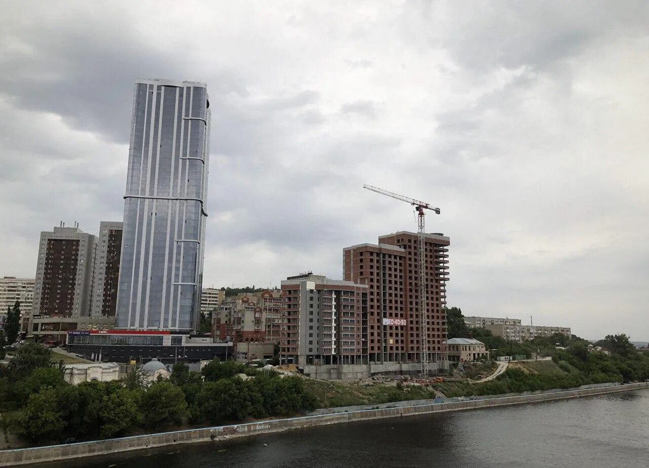 Дом около саратова. Высотка возле моста саратов. высокий дом в саратове. саратовский мост с высотками. саратов дом около моста энгельс.