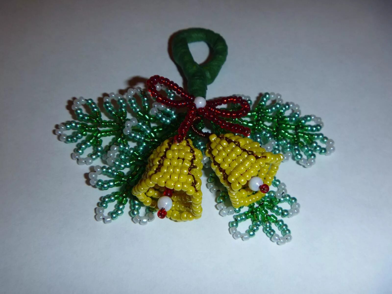 новогодние поделки из бисера. новогодняя тема из бисера. новогодние сувениры из бисера. игрушки из бисера на новый год. снеговик из бисера.