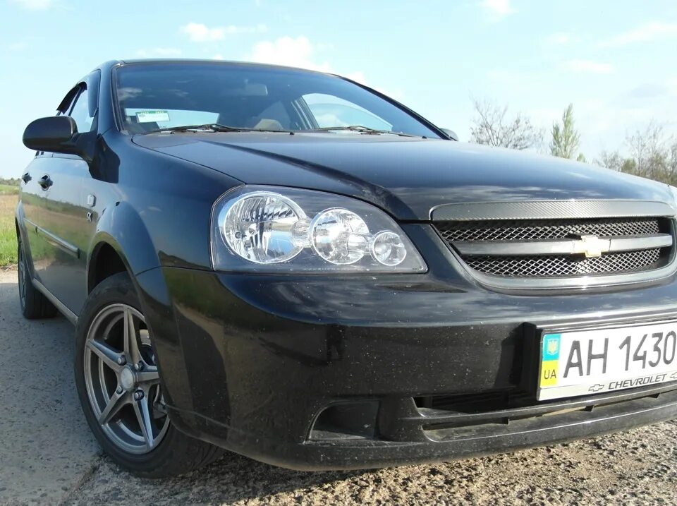 Решетка шевроле лачетти седан. Радиаторная решётка на chevrolet lacetti 2008 года. Решетка шевроле лачетти седан. Решетка радиатора chevrolet lacetti седан. Передняя решетка на шевроле лачетти седан.