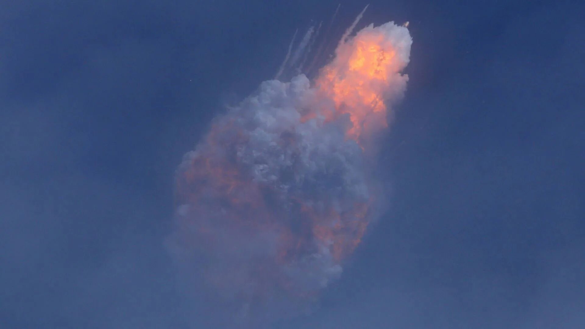 Сгорела ракета. Камчатский метеорит 2018. Взрыв в небе. Взрыв метеорита. Метеорит в небе.