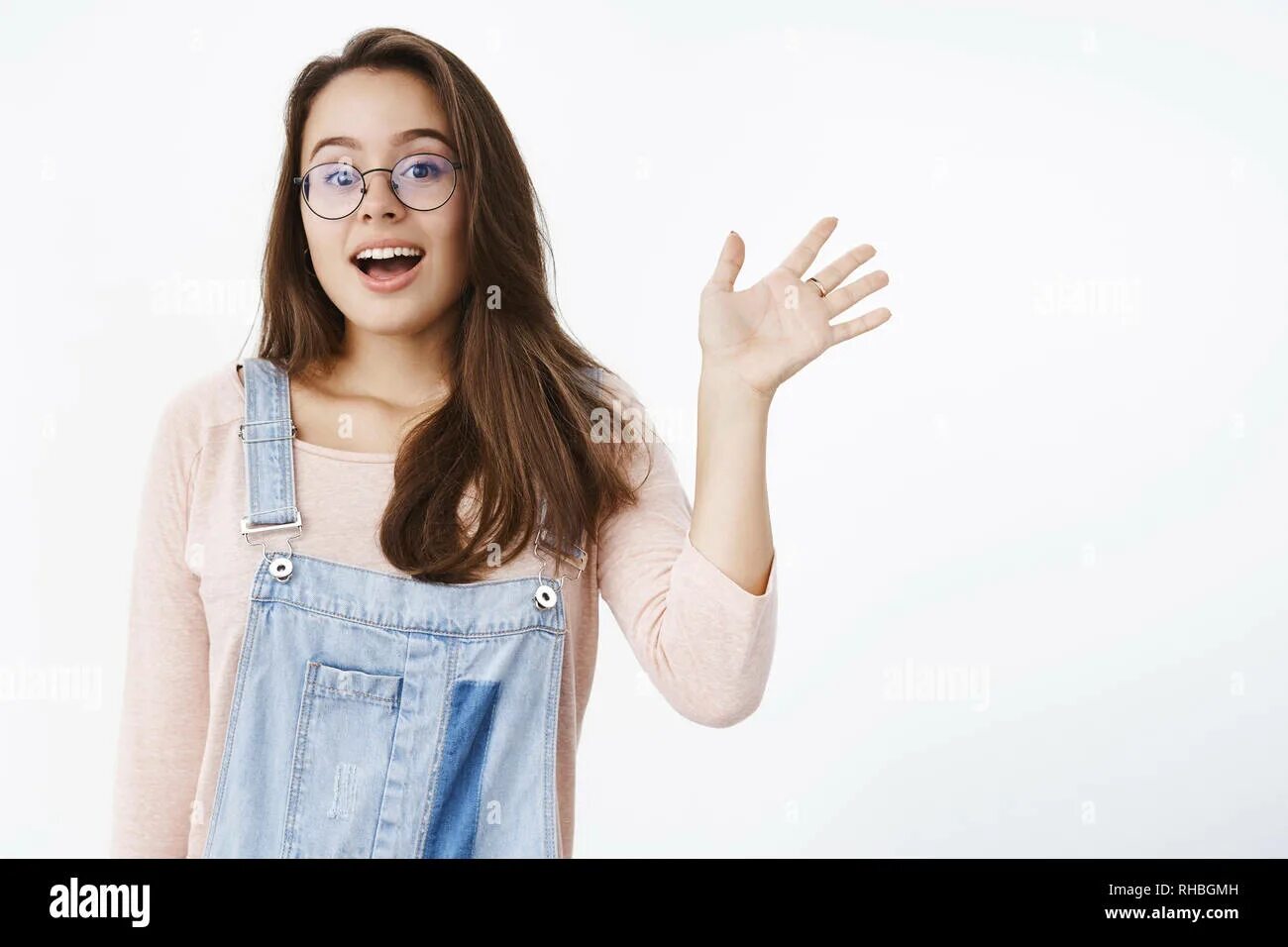 Забота о семье. Девушка приветствует. Девушка предлагает помощь. Деловая девушка. Парень и девушка с деньгами.