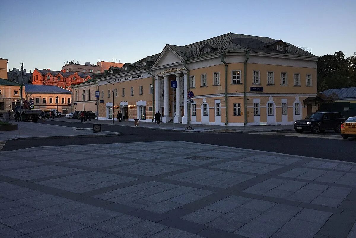 Культурный центр Чайковского в Москве. Площадь Чайковского Москва. Культурный центр Чайковского на Кудринской площади. Площадь Чайковского Вологда.