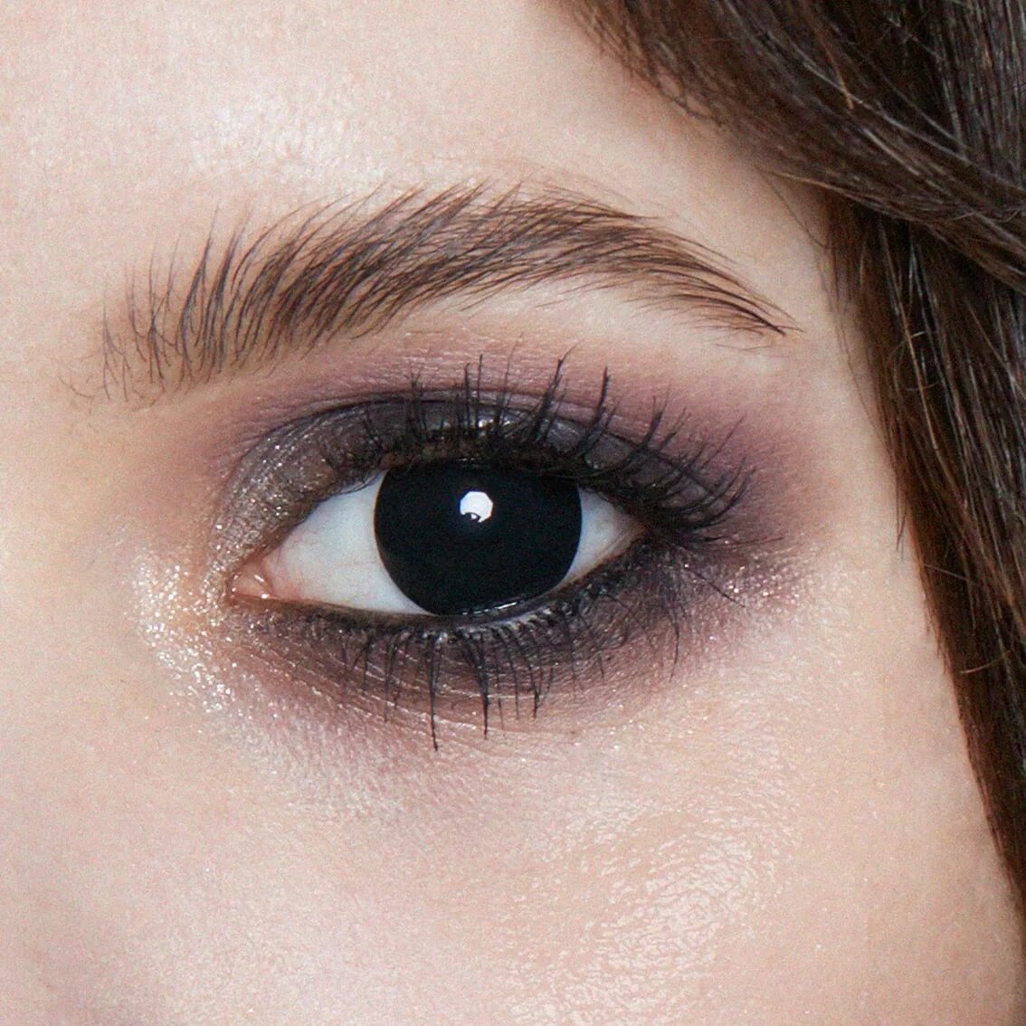 черные линзы. тёмно карие глаза.