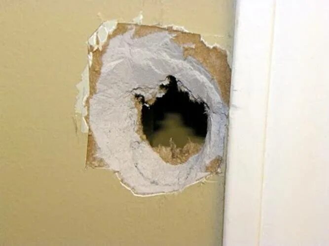 Отверстия стеновые. Дырка в стене. Сквозная дыра в стене. Заделать сквозную дыру в стене. Стена в дырочку.