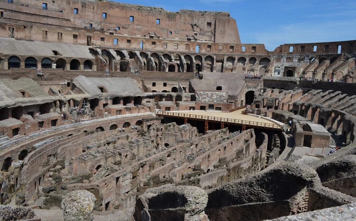 Экскурсия по памятным местам рима. Колизей 8. Колизей семь чудес света. 7 чудес света колизей италии. Квадратный колизей в риме.