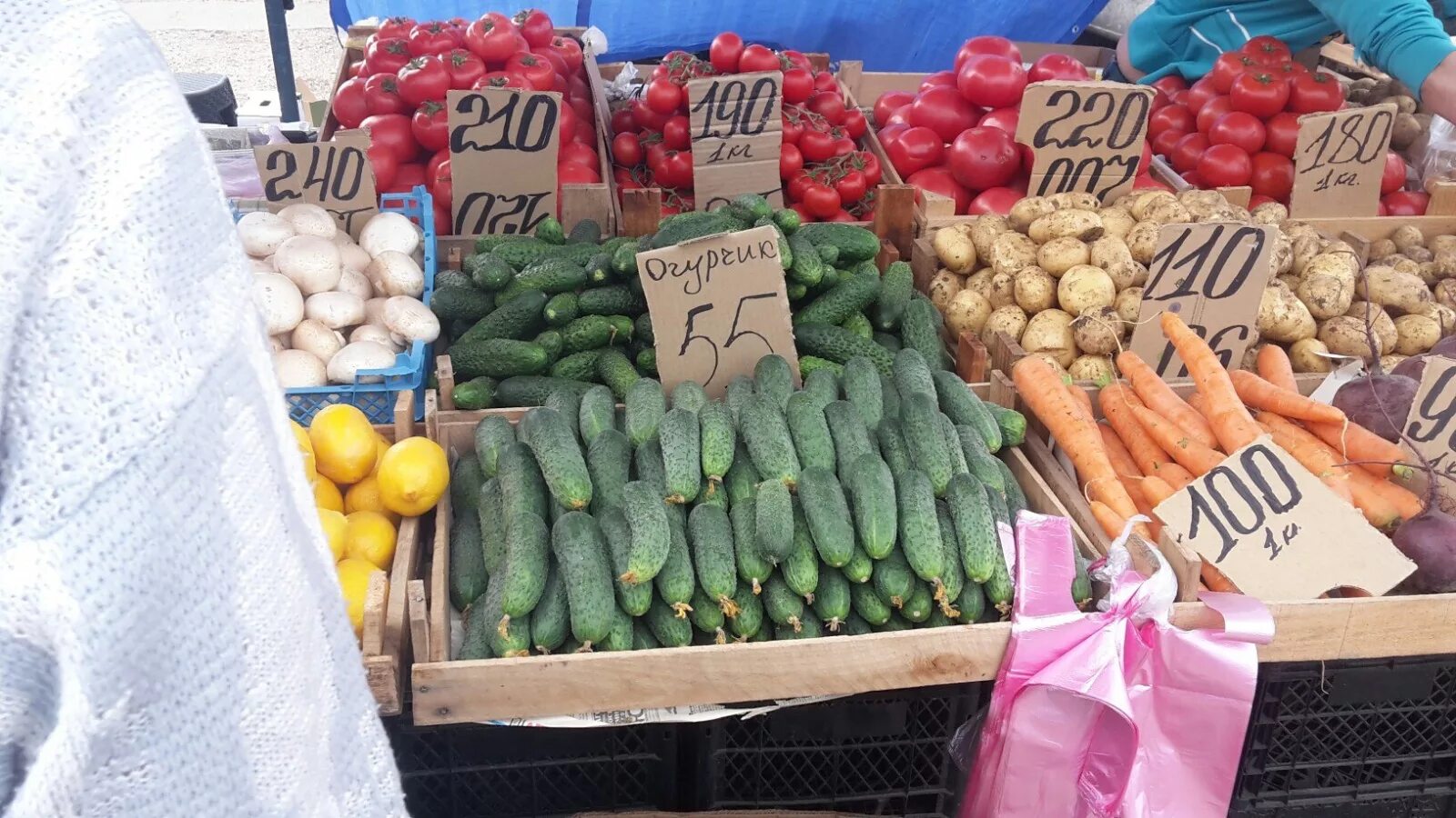Овощной рынок. Дешевый рынок. Дорогие овощи. Выбор овощей на рынке.