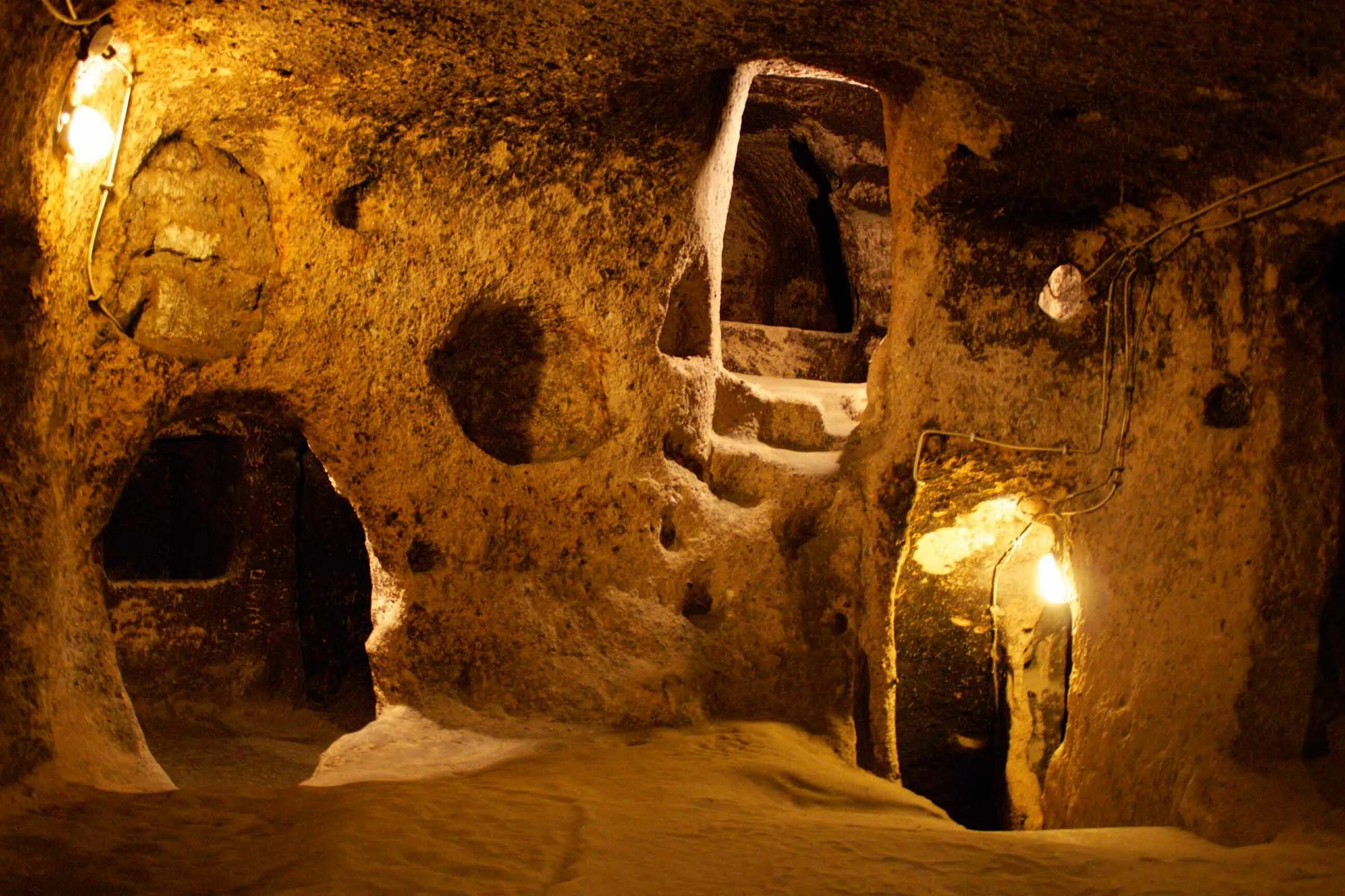 Ancient cave. Подземный город Деринкую Турция. Подземный город Деринкую Каппадокия Турция. Подземный город Каймаклы Каппадокия. Подземный город Деринкую в Каппадокии.