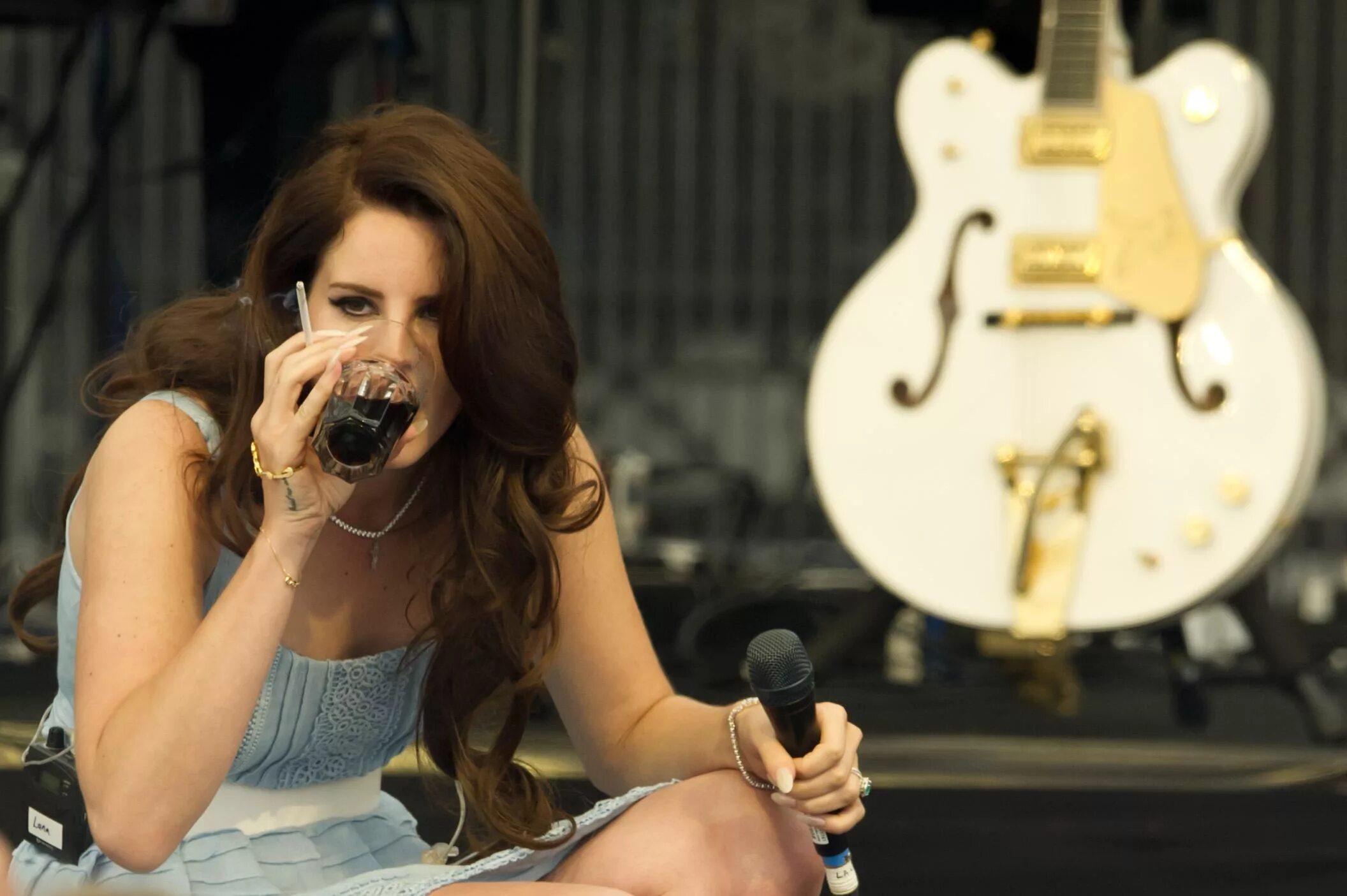 Lana del Rey с сигаретой.