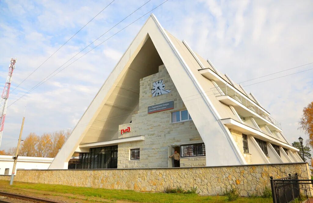 электричка фото у озера ленинградская область. станция ладожское озеро. здание вокзала ладожское озеро. станция ладожское озеро. железнодорожная станция ладожское озеро.