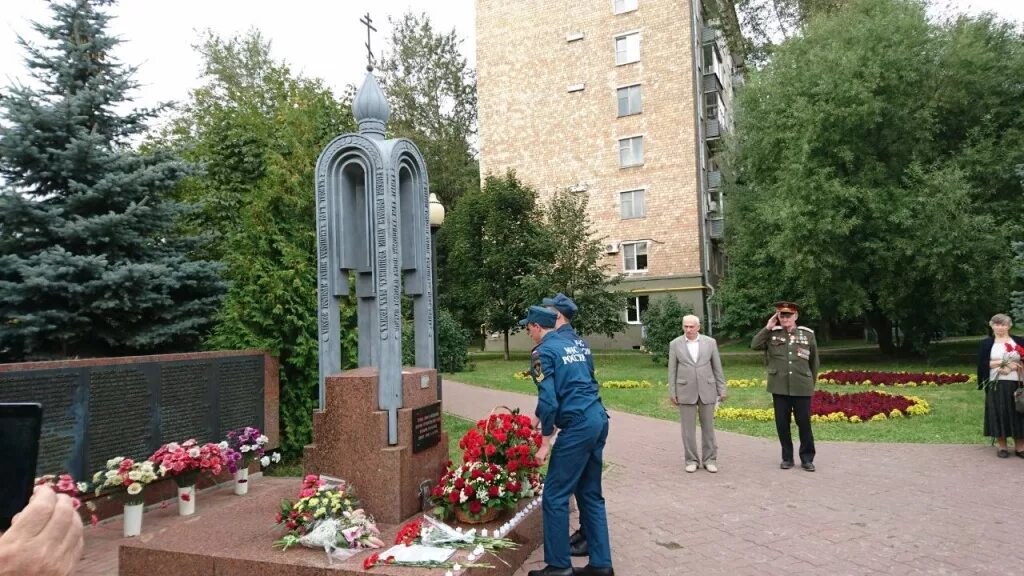 Памятник на улице Гурьянова. Парк ветеранов Нагатино Садовники памятник. Волгодонск теракт мемориал мемориал. Мемориал жертвам 1999 Каширка.